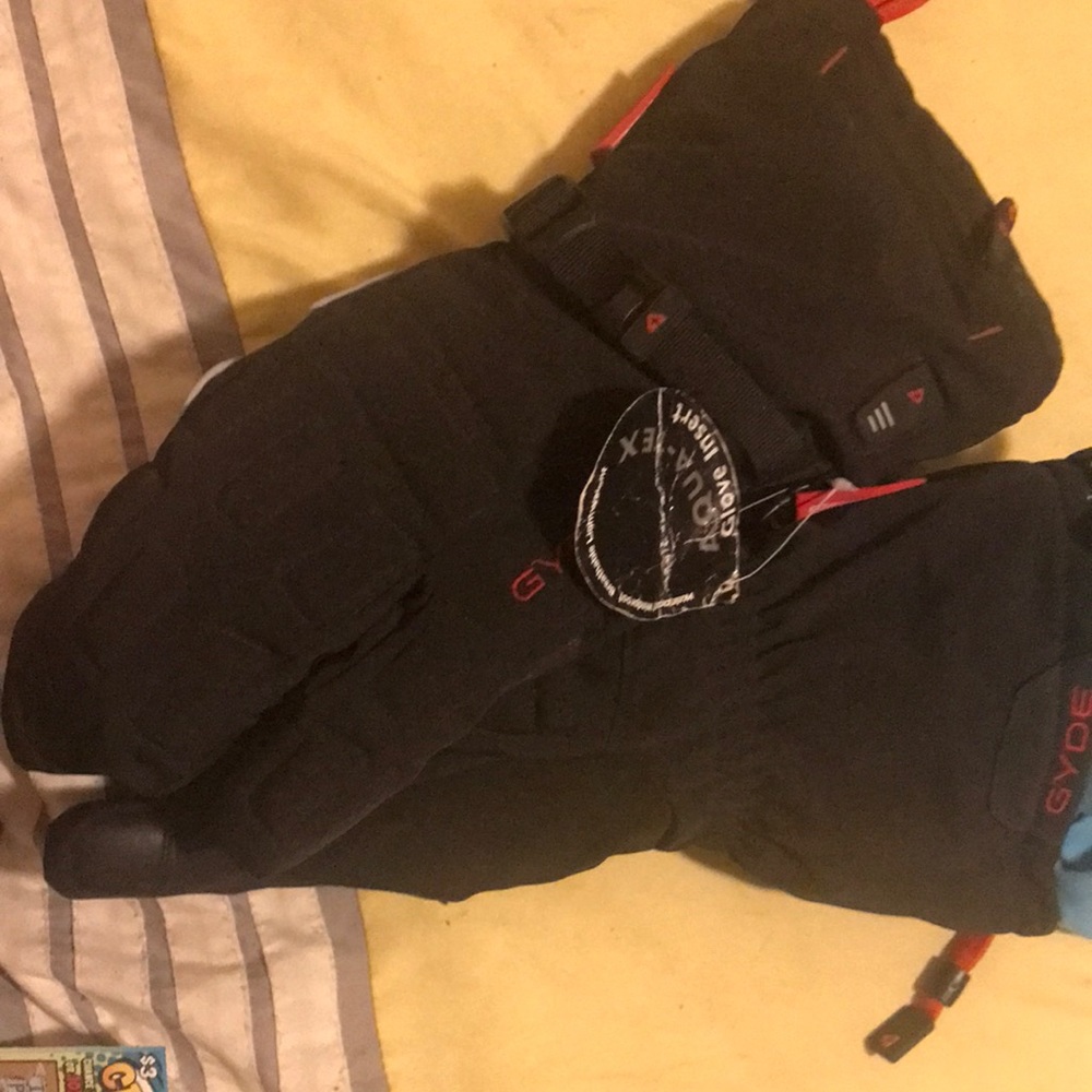 Gyde battery powered gloves w charger